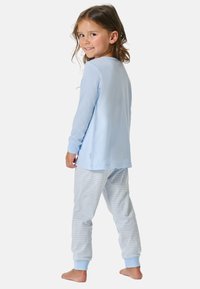 Lichtblauwe katoenen pyjama-set met een lange mouw top en gestreepte broek. De top heeft een ronde halslijn en ribgebreide manchetten.