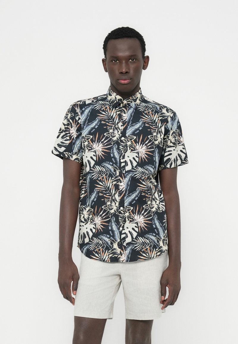 Το πουκάμισο με κοντά μανίκια έχει σκουρόχρωμο φόντο με πολύχρωμα τροπικά φύλλα και λουλούδια· σχεδιασμός με κουμπιά και γιακά.