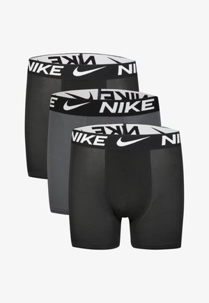 Drei Paar Nike Boxershorts in Schwarz und Grau, mit einem breiten schwarzen Bund und weißem Nike-Logo sowie einem glatten, elastischen Stoff.