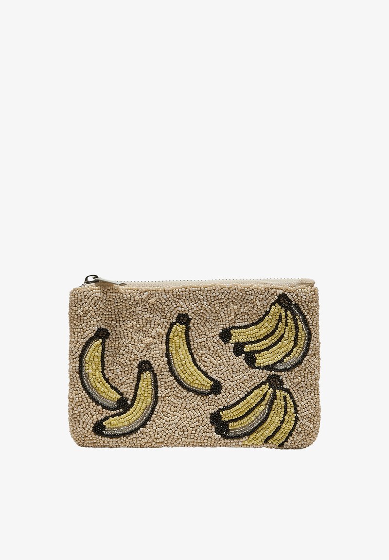 Pochette beige perlée décorée de grappes de bananes jaunes avec des contours noirs et une fermeture éclair en haut.