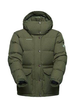 Zielona izolowana kurtka puchowa z wysokim kołnierzem, zatrzaskami, podwójnymi kieszeniami po bokach i ściągaczami na mankietach. Materiał ma teksturowane wykończenie.