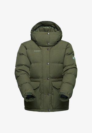 Zielona izolowana kurtka puchowa z wysokim kołnierzem, zatrzaskami, podwójnymi kieszeniami po bokach i ściągaczami na mankietach. Materiał ma teksturowane wykończenie.