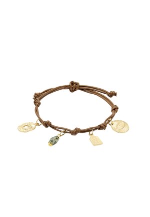 Brązowa skórzana bransoletka z czterema zawieszkami: teksturowany złoty dysk, zielona kamienna koralika, mały złoty prostokąt oraz grawerowany złoty medalion.