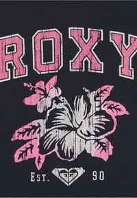 T-shirt noir avec un grand texte "ROXY" en blanc et rose, accompagné d'une illustration de fleur d'hibiscus et du texte "Est. 90" en blanc en dessous.