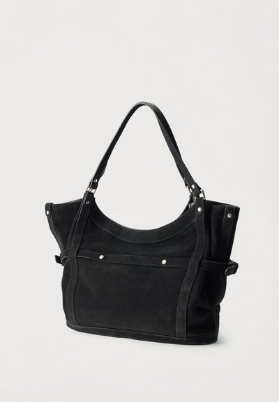 Μαύρη σουέντ τσάντα tote με δύο λαβές, μπροστινή τσέπη με κουμπιά στήριξης και λουράκια με αγκράφες στο πλάι σε ανοιχτό φόντο.