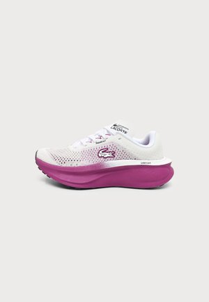 Chaussure de running Lacoste blanche et rose avec tige en maille, semelle épaisse rose et logo crocodile sur le côté.