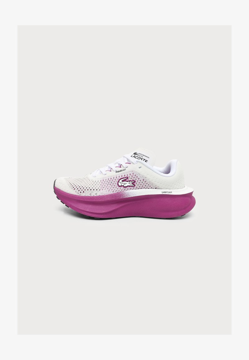 Chaussure de running Lacoste blanche et rose avec tige en maille, semelle épaisse rose et logo crocodile sur le côté.