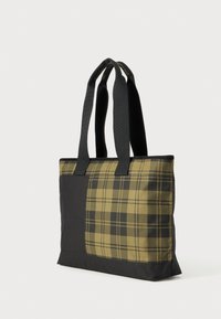 Saco tote com uma base de tecido preto e um padrão xadrez verde-azeitona de um lado. Apresenta duas alças pretas robustas.
