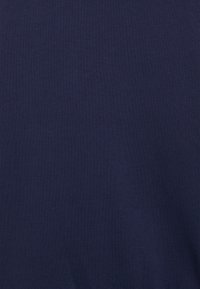 Tessuto blu navy con una texture morbida e una leggera lucentezza, che mostra un colore uniforme senza motivi visibili o adornamenti.