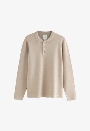 Beżowa koszula polo z długim rękawem, z trzema guzikami i złożonym kołnierzykiem, prezentowana na białym tle.