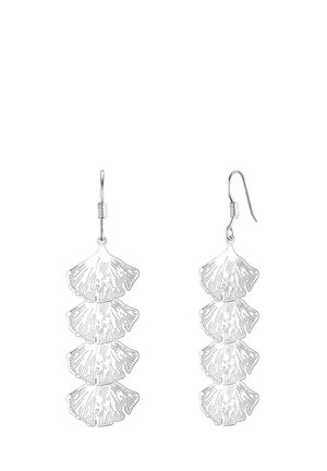 Sølvøreringe med et kaskadedesign, der har fire ginkgo-bladformer, hver med tekstureret detaljering og fiskekrogforbindelser.