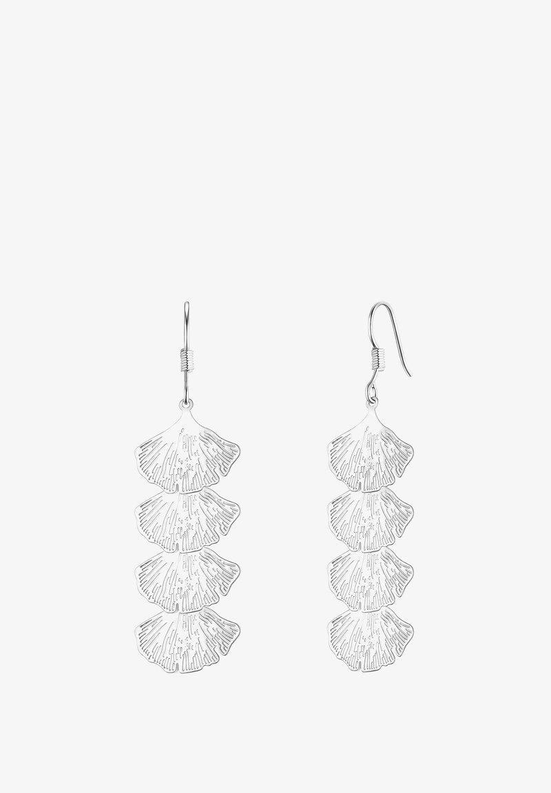 Sidabrinės auskarai, turintys kaskadą primenančią dizainą su keturiais ginkmedžių lapų ženklais, kiekvienas iš jų su tekstūruotu apdaila ir žuvies kabliuko jungtimis.