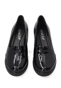 Zwarte lakleren instapschoenen met een ronde teen, minimale stiksels, een lage platformzool en een geperforeerde binnenzool voor ademend vermogen.