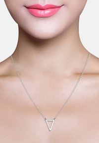 Halskette aus Sterlingsilber mit einem dreieckigen Anhänger, der an einer filigranen Kette hängt. Minimalistisches Design mit polierter Oberfläche.