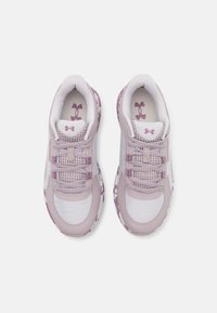 Baskets de sport violet clair en matériaux en maille et synthétiques, avec un design à lacets, des semelles rembourrées et une semelle extérieure texturée.