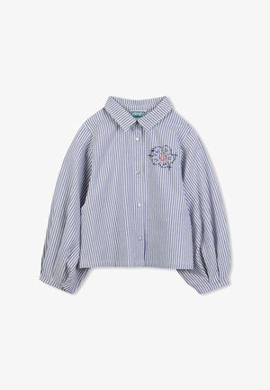 W pasiasty niebiesko-biały krótki top z guzikami z przodu, z wywijanym kołnierzykiem i bufkami na rękawach. Zawiera haftowany wzór na klatce piersiowej.