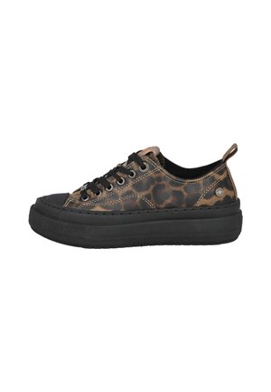 Zapatilla de plataforma baja con suela negra, parte superior de estampado de leopardo marrón y negro, cordones negros y tira en el talón sobre fondo blanco.