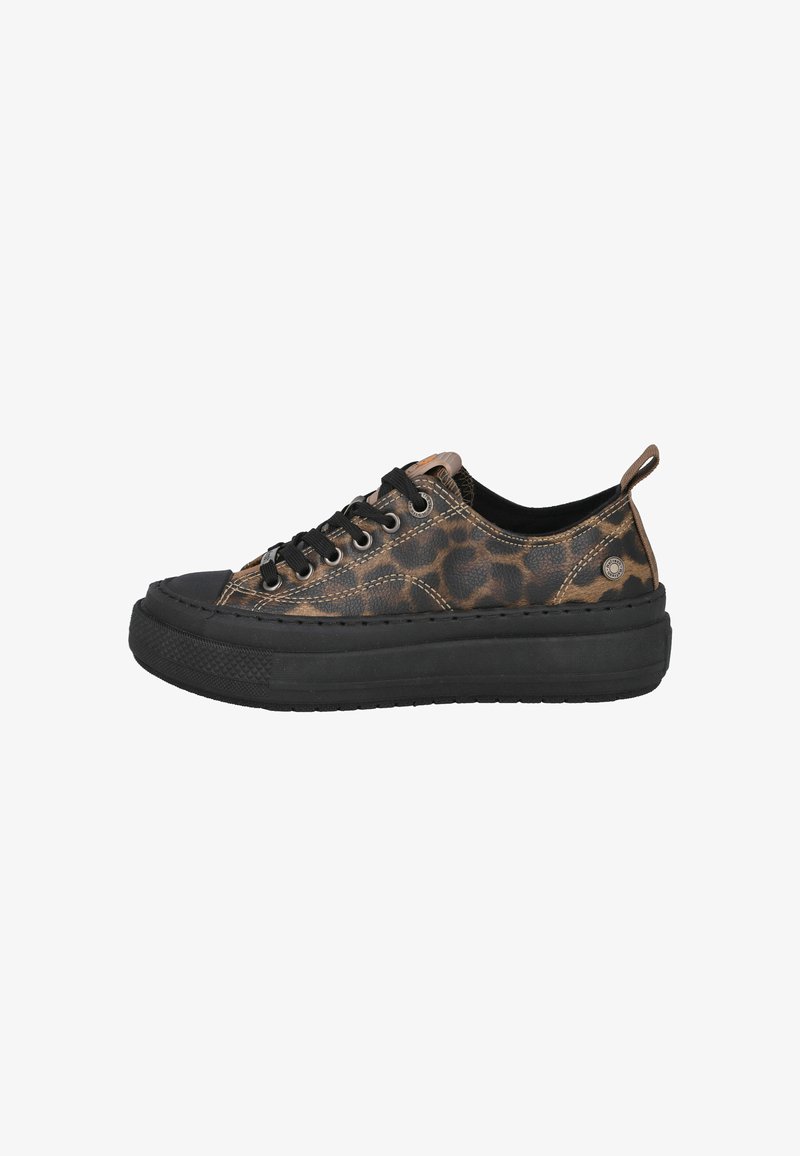 Zapatilla de plataforma baja con suela negra, parte superior de estampado de leopardo marrón y negro, cordones negros y tira en el talón sobre fondo blanco.