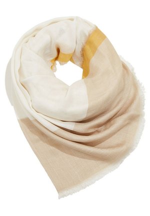 Lekki szal złożony w pętlę, z blokami kolorów beżowego, kremowego i żółtego musztardowego oraz miękkimi frędzlami na krawędziach.