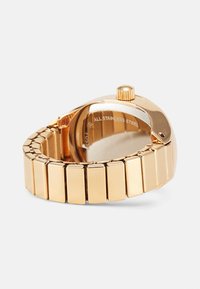 Goldener Edelstahluhren mit einem segmentierten Armbanddesign und einem runden Gehäuse. Enthält eine seitliche Krone und gravierte Details auf der Rückseite.