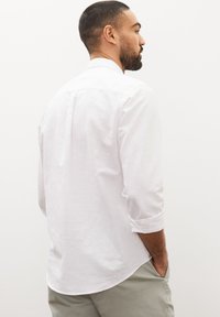 Next LINEN BLEND ROLL SLEEVE SHIRT - Skjorter - white