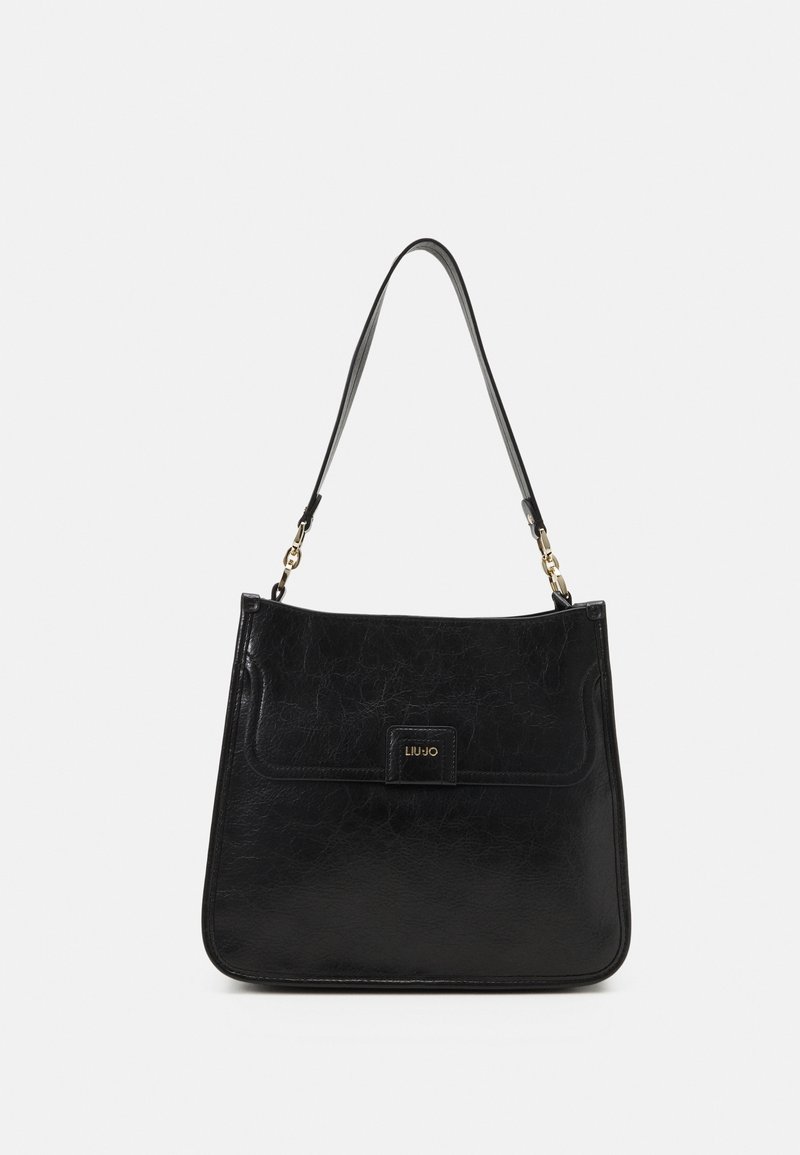 Sac à bandoulière en cuir noir avec une finition texturée, des ferrures dorées et une fermeture à rabat sur le devant avec une petite plaque logo.
