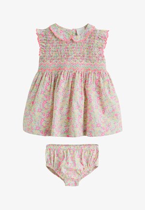 Ziedu kleita un atbilstoša biksīšu komplekts no mīksta kokvilnas auduma. Gaišs fons ar maziem rozā un zaļiem ziediem. Rēvētā krūšu daļa ar volānu piedurknēm.