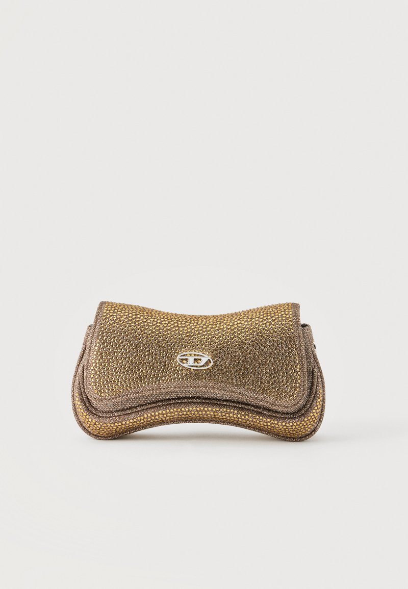 Μικρό χρυσό και μπρονζέ clutch με υφή, με καμπυλωτό επάνω καπάκι και ασημένιο οβάλ λογότυπο στη μέση.