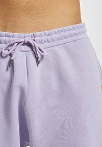 Lilac sweatpants met een elastische tailleband en een trekkoord met metalen punten, gemaakt van zachte, gestructureerde stof.