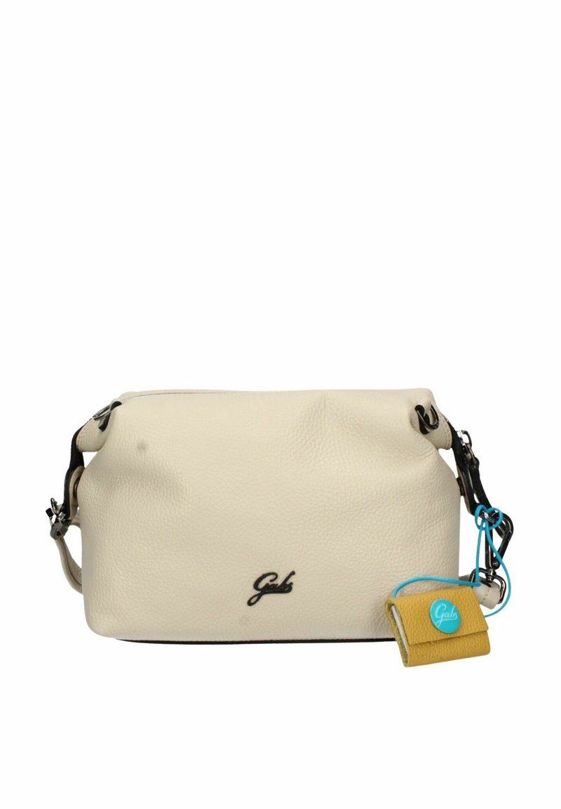 Borsa a tracolla in pelle crema con una finitura texture, hardware nero e un piccolo portafoglio giallo attaccato da un cordino blu.