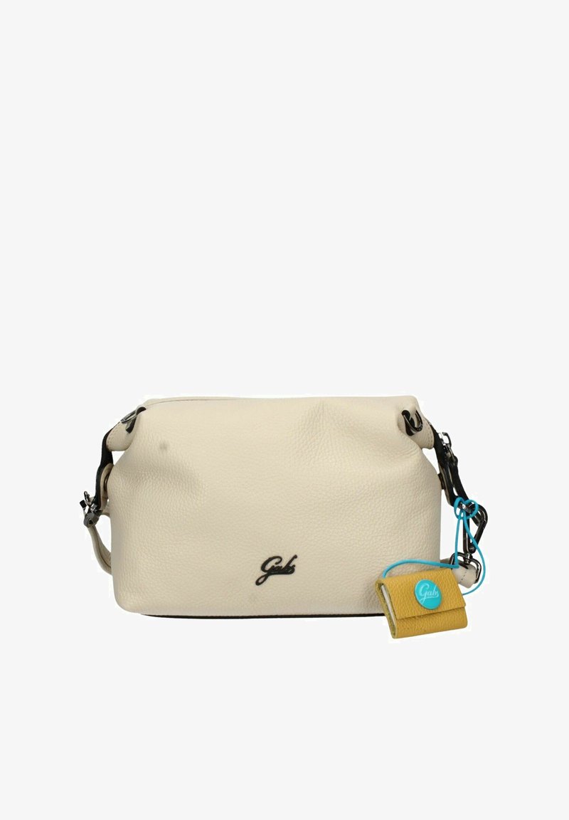 Borsa a tracolla in pelle crema con una finitura texture, hardware nero e un piccolo portafoglio giallo attaccato da un cordino blu.