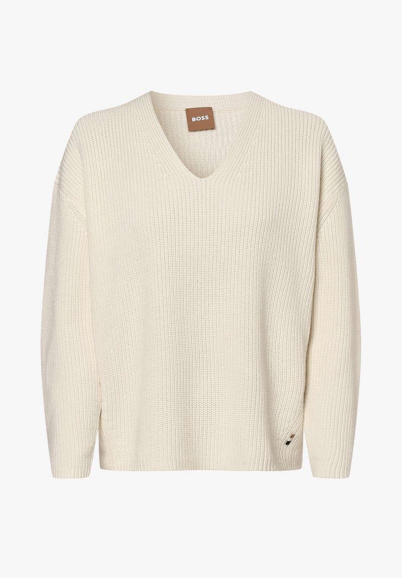 Pull en tricot couleur crème à col en V avec manches longues et petite étiquette marron "BOSS" au niveau du col et de l'ourlet.