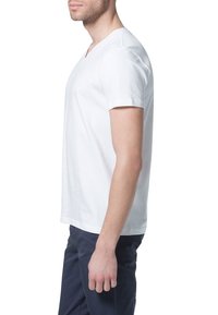 Hvid bomulds V-hals t-shirt med korte ærmer, glat tekstur, tætsiddende pasform og ingen synlige mønstre eller accenter.