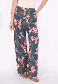 Bloemrijke wijde broek in teal met roze en olijfgroene rozen. Heeft een elastische tailleband en is van lichtgewicht stof.