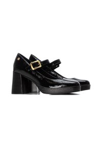 Zapatos de tacón Mary Jane de charol negro con un tacón cuadrado grueso, que presentan una correa con hebilla dorada y un detalle de superficie texturizada.