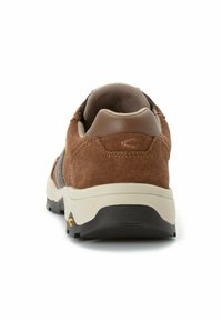 Braune Wildleder-Wanderschuhe mit einem schwarzen Stoffakzent, gepolstertem Schaft und grauer Sohle, ausgestattet mit einer strukturierten Gummisohle für optimalen Halt.