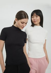 Terranova PACK 2 LUPETTO  - T-shirt basic - 1x Bianco, 1x Nero