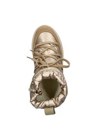 Gepolsterter metallic goldfarbener Knöchelboot mit runder Zehenpartie, sandfarbenen Schnürsenkeln und einem flauschigen Innenfutter. Mit einer Ziehschlaufe an der Rückseite und einer Gummisohle.