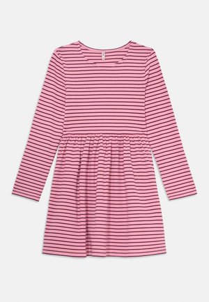 Vestido rosa de mangas longas com riscas pretas horizontais, decote redondo e cintura franzida.