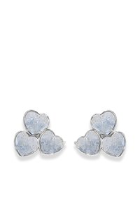 Klare, herzförmige Ohrringe aus Harz mit silberfarbenen Metallelementen; drei Herzen, die zusammengefasst sind, und eine strukturierte Oberfläche mit einem leichten Glanz aufweisen.