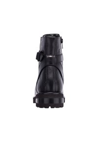 Zwarte leren enkellaars met ritssluiting, verstelbare gesp, gestructureerd patroon en een stevige zool voor grip.