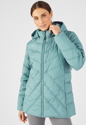Chaqueta acolchada en tono verde azulado con capucha, que presenta un diseño acolchado diagonal, cierre de cremallera completa y puños elásticos. Textura suave, material ligero.