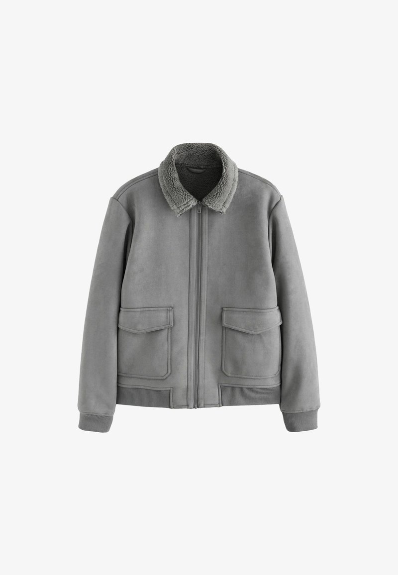 Veste en suède grise avec un col en fourrure, fermeture éclair, deux poches plaquées devant, poignets et ourlet côtelés. Texture lisse avec une finition douce.
