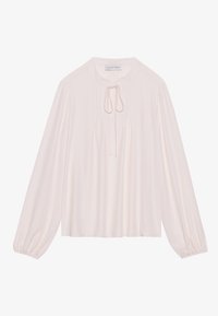 Blusa de manga larga en suave tela rosa, con un escote redondo y un cierre con lazo, y pliegues en la parte frontal. Mangas abullonadas en los puños.