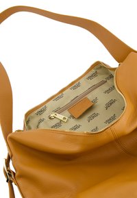 Ledertasche in senfgelb mit strukturierter Oberfläche. Das Innere verfügt über ein Reißverschlussfach und einen beigen Futter mit dem Aufdruck "VENEZIA."