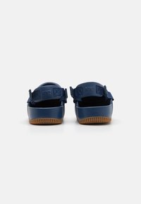 Nike Sportswear CALM MULE UNISEX - Mulas - navy/med brown