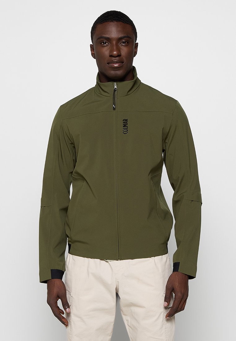 Giacca verde oliva con colletto alto, zip completa e logo nero. Presenta un design elegante e una silhouette aderente. Tessuto leggero e texturizzato.