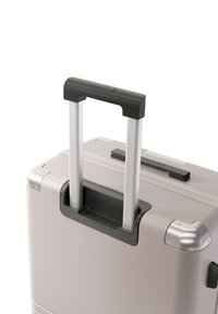 Zilveren harde koffer met uitschuifbare zwarte handgreep, aluminium stangen en grijze accenten; heeft een glad oppervlak en hoekenbeschermers.