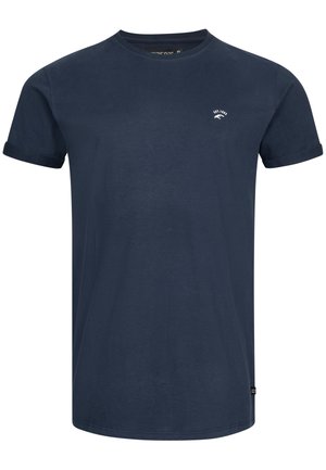 Marineblaue Baumwoll-T-Shirt mit kurzen Ärmeln, Rundhalsausschnitt und einem kleinen weißen Logo auf der Vorderseite der linken Brust. Glatte Textur, einfaches Design.