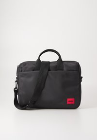 Sort laptop taske lavet af glat nylon, med dobbelte håndtag, en aftagelig skulderrem og et rødt logo-patch på forsiden.